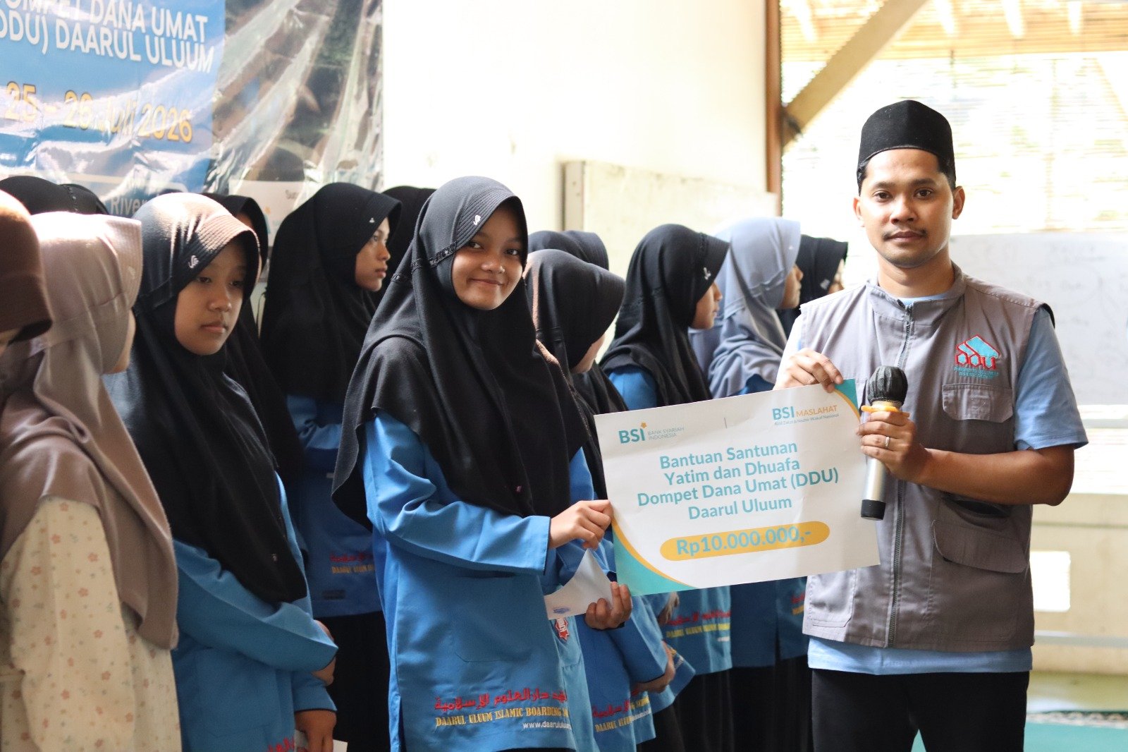 Penyerahan bantuan kepada santri Daarul Uluum Bogor